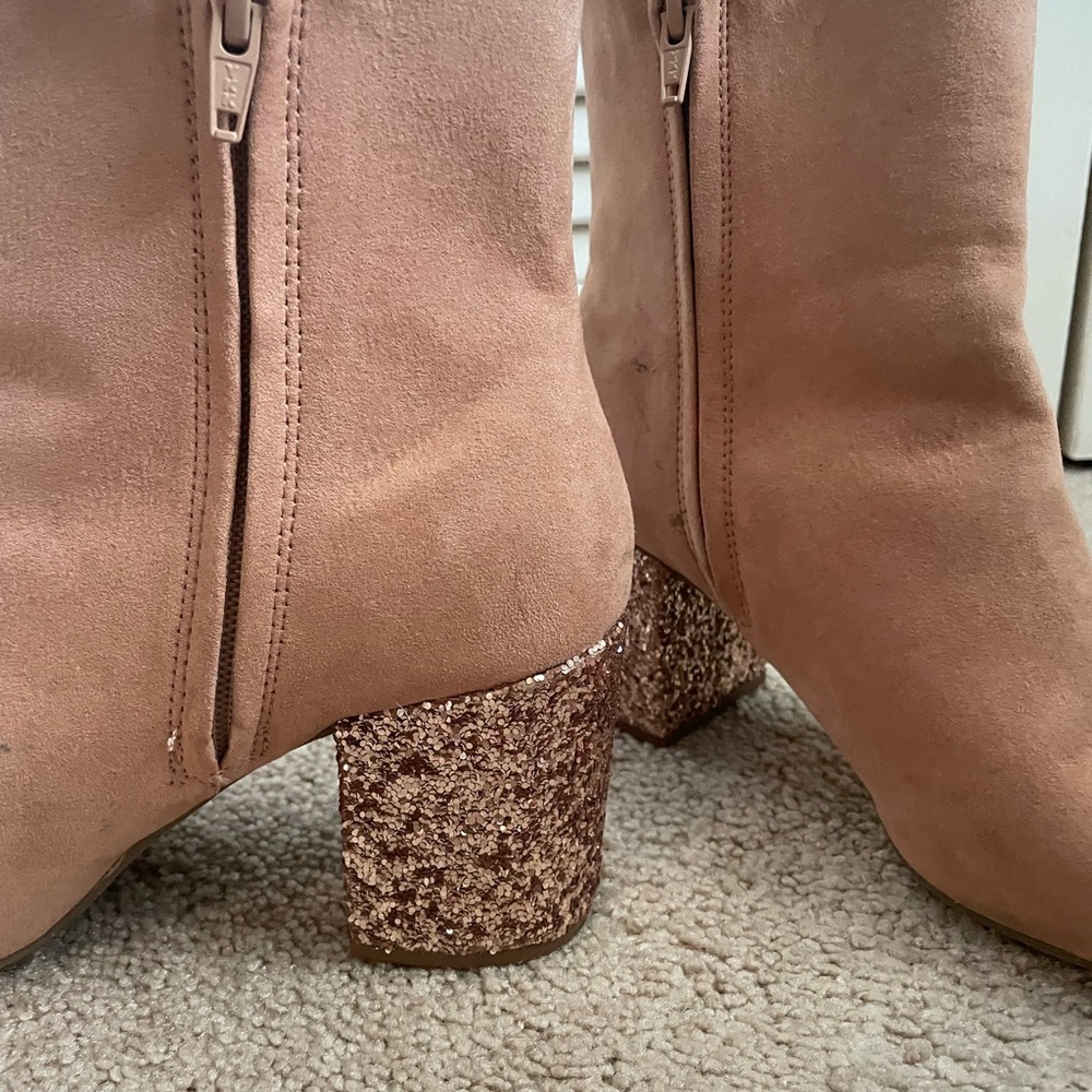 Trendy faux suede ankle boots with glitter heel. Size 8
